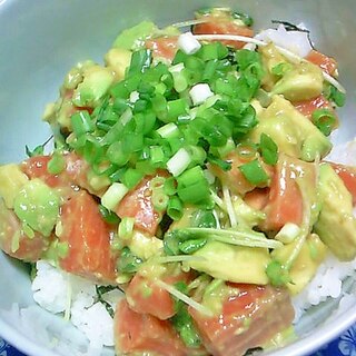 サーモン、アボカド、かいわれ丼　味噌が隠し味